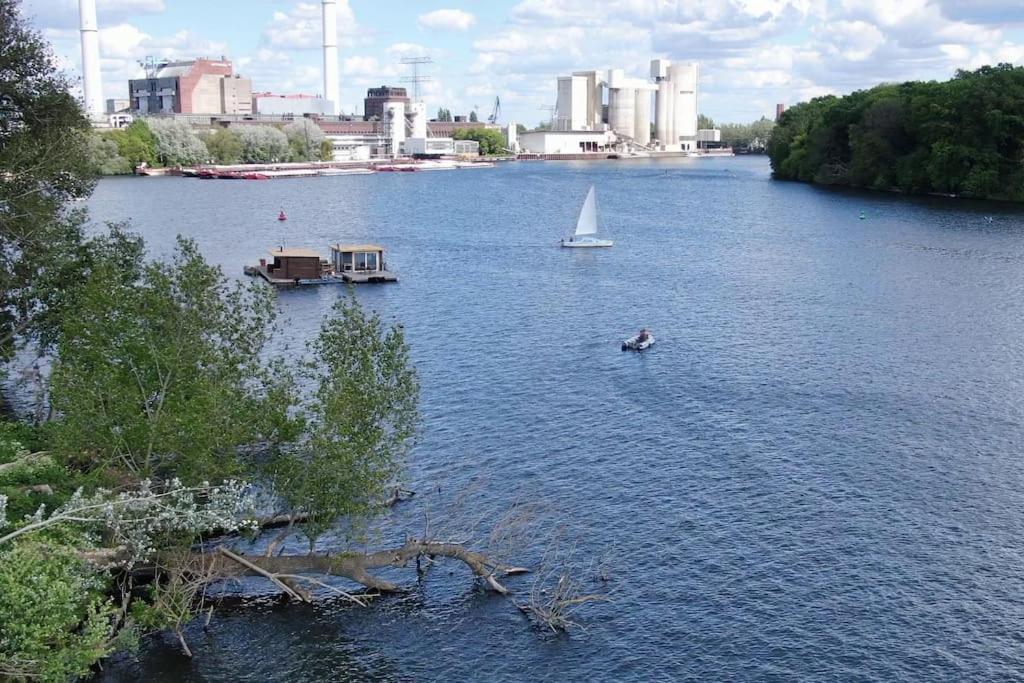 Botel Saunainsel - Hausboot Mit Schwimmender Sauna, Hottub Und Tretboot In Berlijn