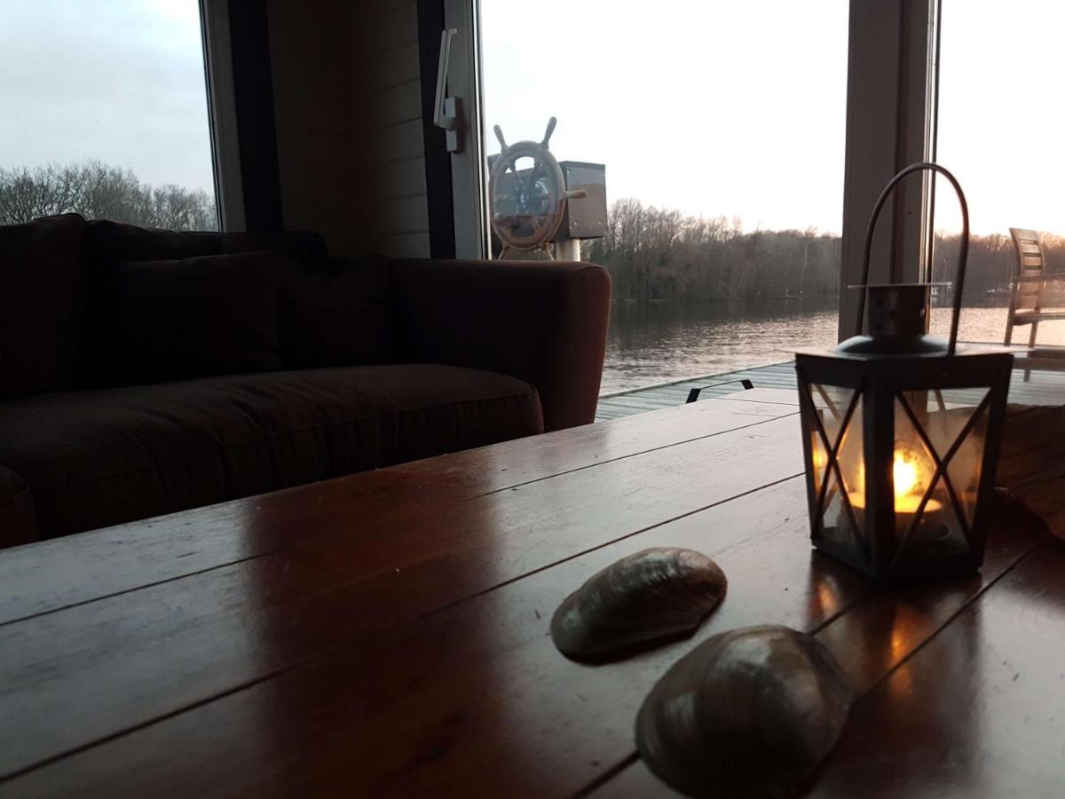 Saunainsel - Hausboot Mit Schwimmender Sauna, Hottub Und Tretboot In Berlijn