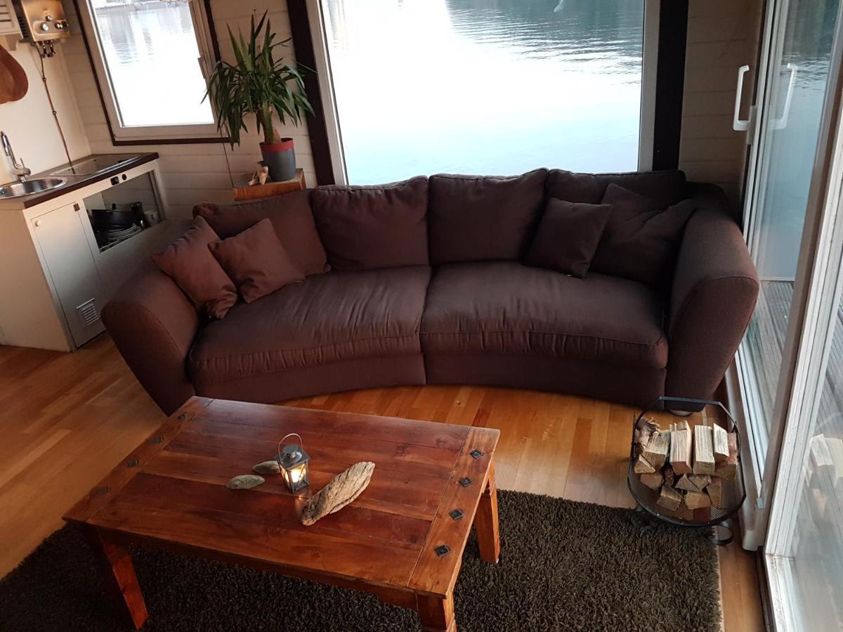 Saunainsel - Hausboot Mit Schwimmender Sauna, Hottub Und Tretboot In Berlijn